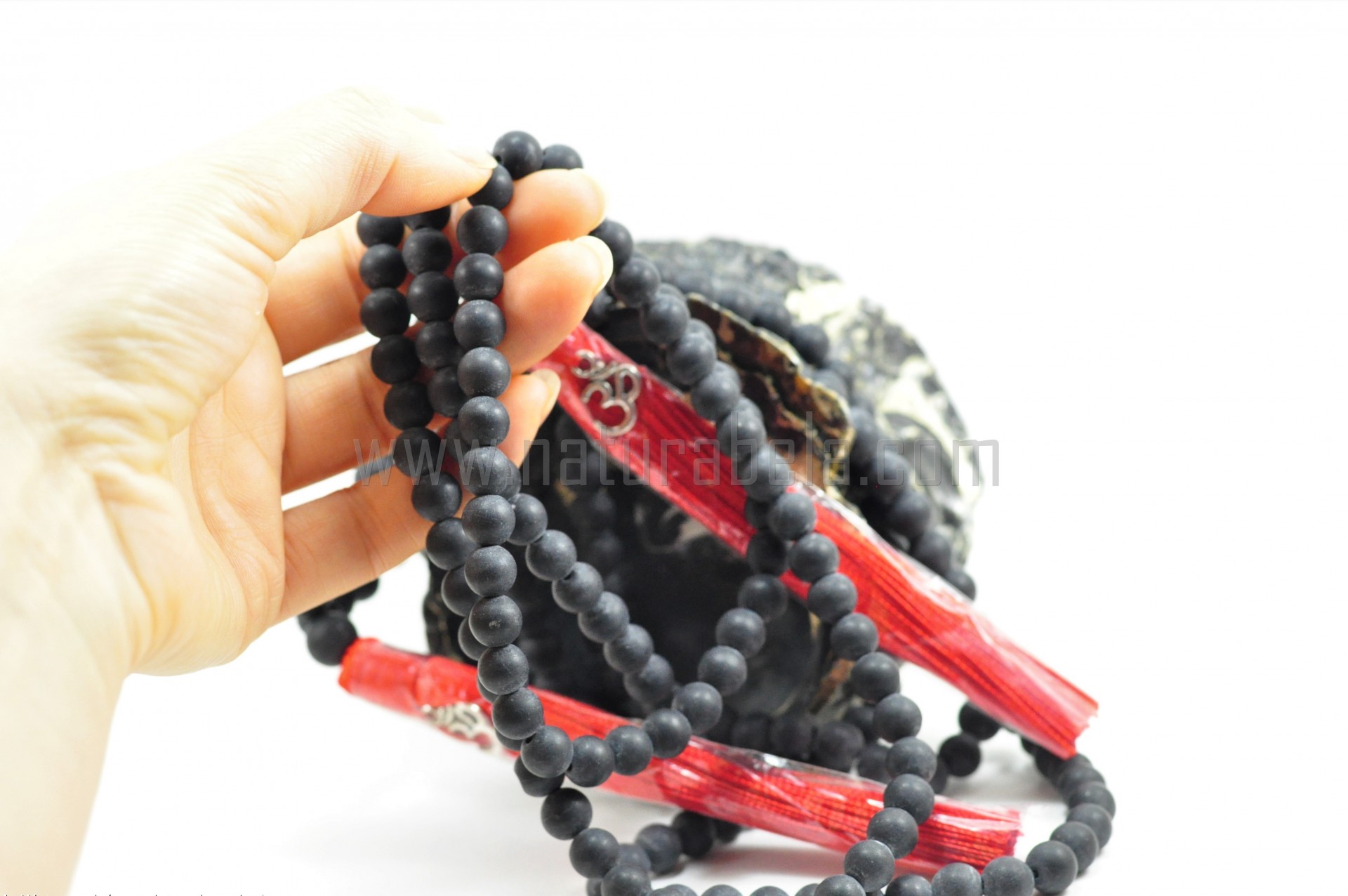 Japamala de Pedra Bian 8mm com símbolo OM Japamala de Pedra Bian 8mm com símbolo OM