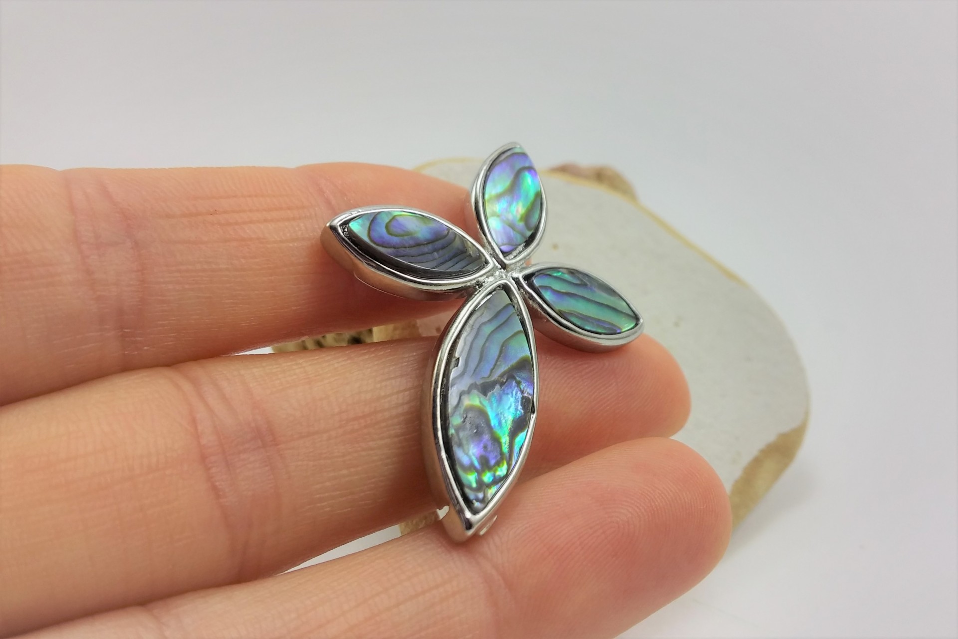 Pendente Cruz com Madrepérola Pendente Cruz com Madrepérola