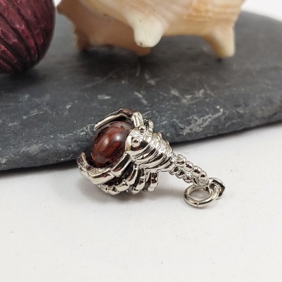 Pendente do signo Escorpião com bola