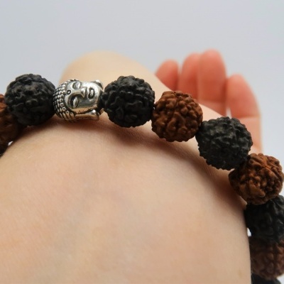 Pulseira rudraksha castanha e negra com Buda