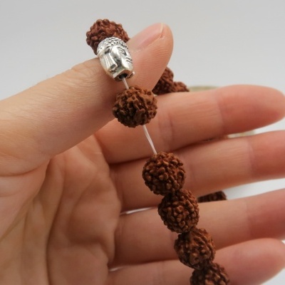 Pulseira contas 10mm rudraksha e buda