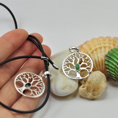 Pendente Árvore da Vida com cabochão Esmeralda em PRATA