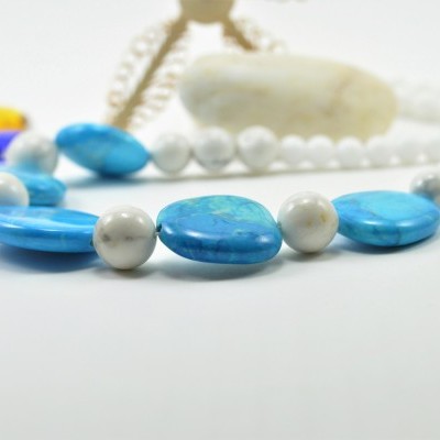 Colar de pedras Howlita Azul (Turquesa) e Jade