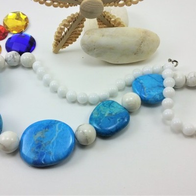 Colar de pedras Howlita Azul (Turquesa) e Jade
