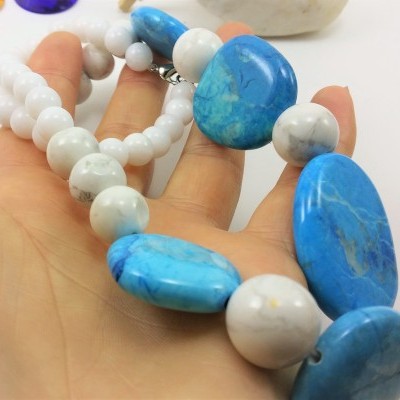 Colar de pedras Howlita Azul (Turquesa) e Jade