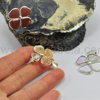 Trevo com banho prata com 4 Ágatas