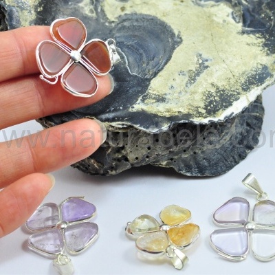 Trevo com banho prata com 4 Ágatas