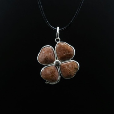 Pendente Trevo em Prata com Pedra do Sol Natural
