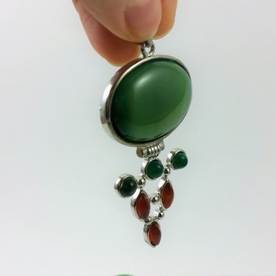 Pendente de pedras naturais com "dobradiça"