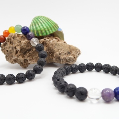 Pulseira 8 mm Pedra vulcânica (Lava) e Chacras