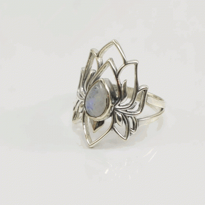 Anel em Prata Pedra da Lua modelo "Flor de Lotus"