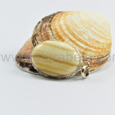 Pendente em prata trabalhada em relevo Oval de Ágata Rendada