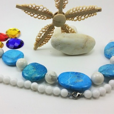 Colar de pedras Howlita Azul (Turquesa) e Jade
