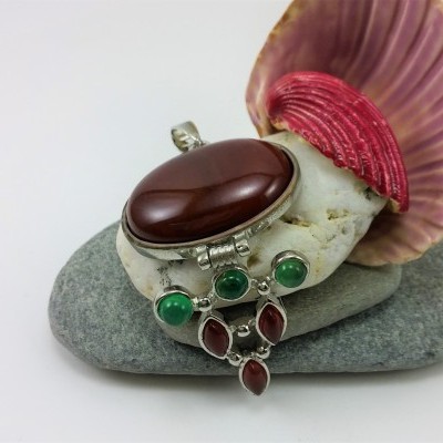 Pendente de pedras naturais com "dobradiça"