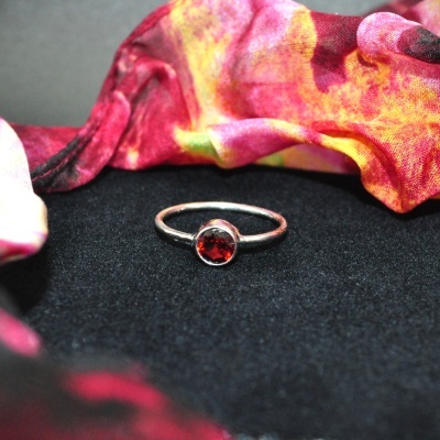 Anel Solitário Prata com Granada