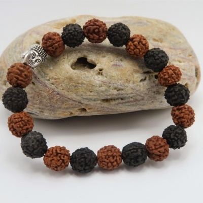 Pulseira rudraksha castanha e negra com Buda