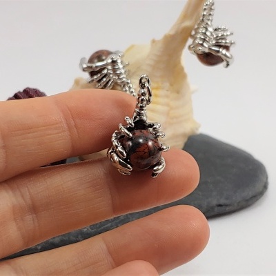 Pendente do signo Escorpião com bola