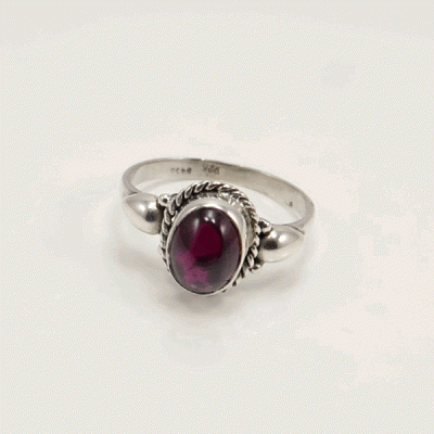 Anel em Prata com Granada Oval