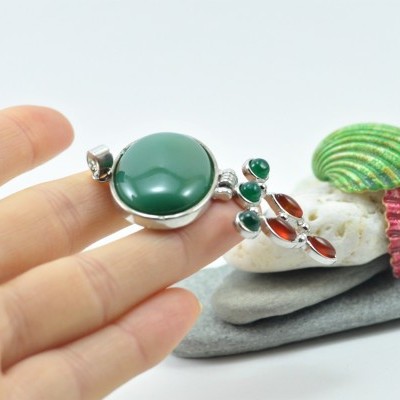 Pendente de pedras naturais com "dobradiça"