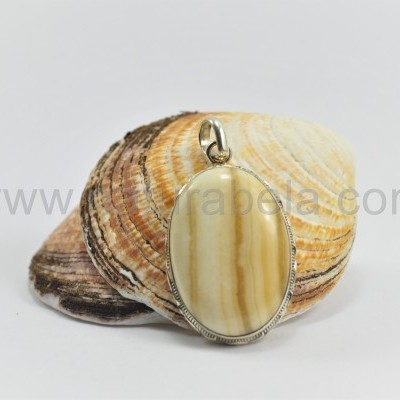 Pendente em prata trabalhada em relevo Oval de Ágata Rendada