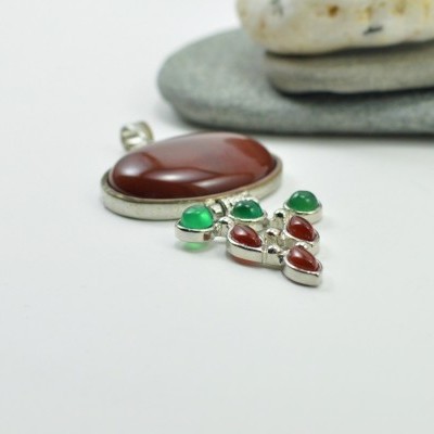 Pendente de pedras naturais com "dobradiça"