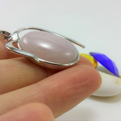 Pendente ovalado com quartzo rosa