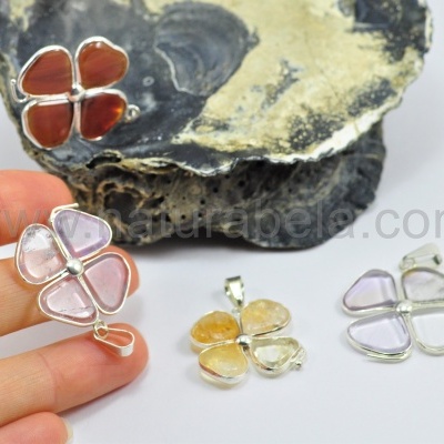 Trevo com banho prata com 4 Ágatas