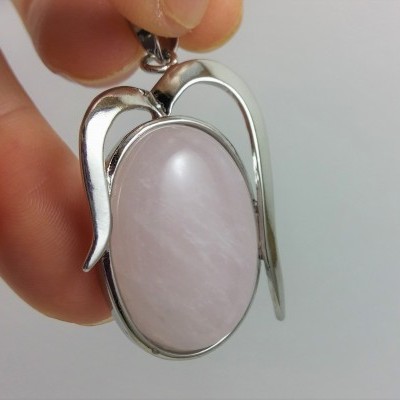 Pendente ovalado com quartzo rosa
