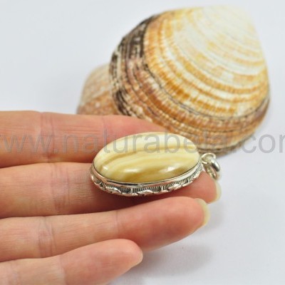 Pendente em prata trabalhada em relevo Oval de Ágata Rendada