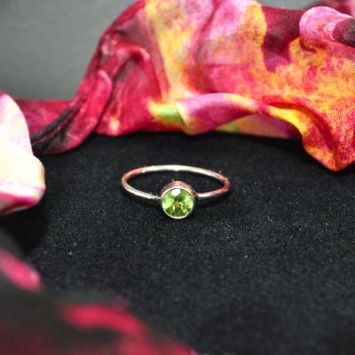 Anel Solitário Prata com Peridoto