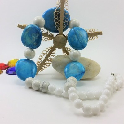 Colar de pedras Howlita Azul (Turquesa) e Jade
