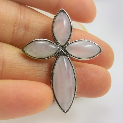 Pendente Cruz com Quartzo Rosa