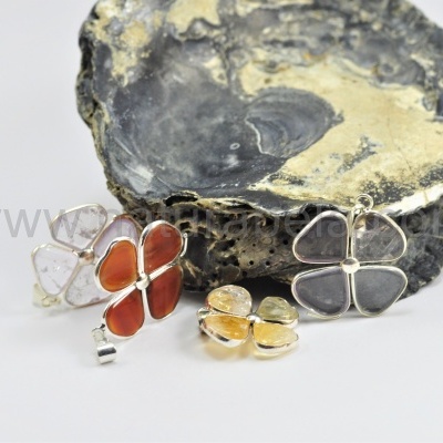 Trevo com banho prata com 4 Ágatas