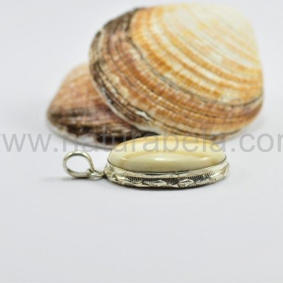 Pendente em prata trabalhada em relevo Oval de Ágata Rendada