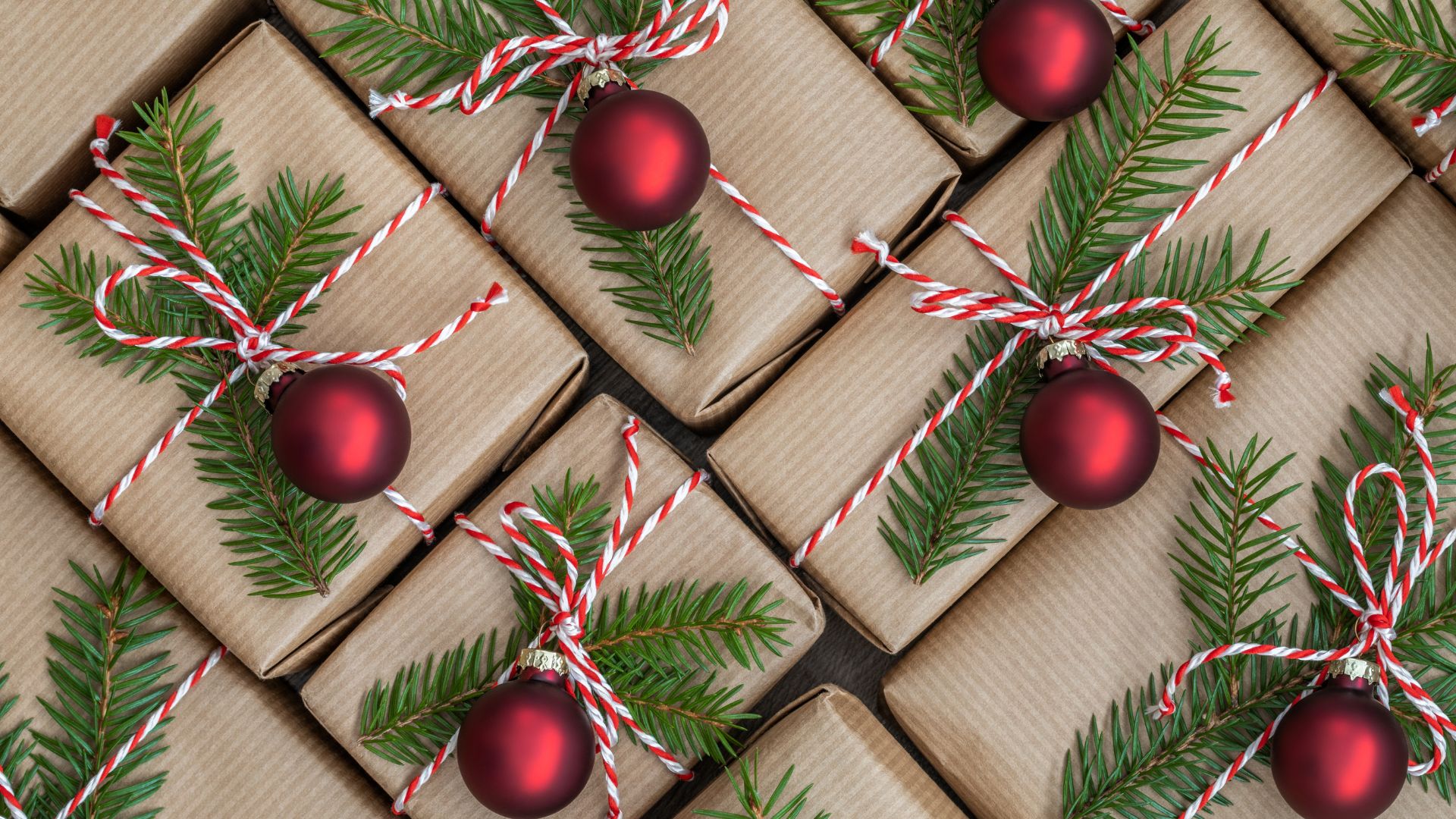 Presentes embrulhados com papel kraft e decoração natalícia