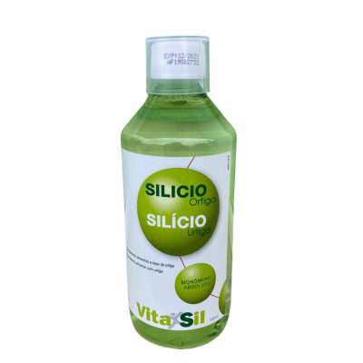 Garrafa plástica com rótulo branco e verde contendo silício e os textos SILICIO Ortiga e Vita Sil