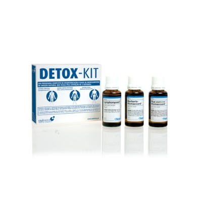 Kit detox com caixa branca e três frascos pequenos de vidro âmbar com rótulos azuis