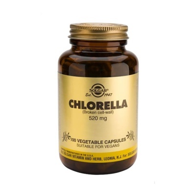 Frasco castanho com tampa dourada e rótulo amarelo de cápsulas vegetais Solgar Chlorella