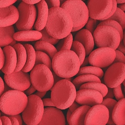 Partículas vermelhas arredondadas com textura semelhante a glóbulos vermelhos