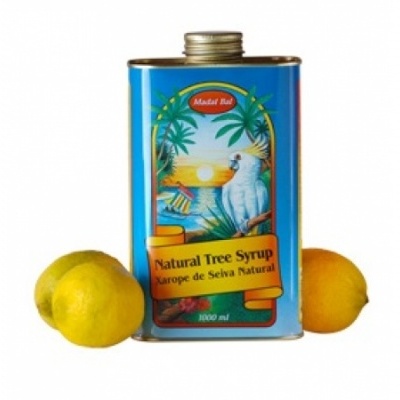 Embalagem metálica de xarope natural com dois limões amarelos sobre fundo branco