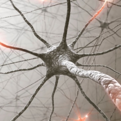 Imagem digital de neurónio com impulsos elétricos laranja em fundo cinzento