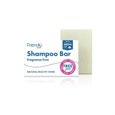 Barra de shampoo branca Friendly Soap com embalagem branca e azul