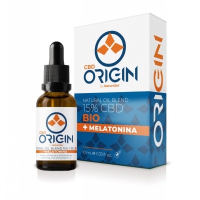 Frasco âmbar com conta-gotas e embalagem branca com azul do produto CBD Origin com 15% CBD e melatonina