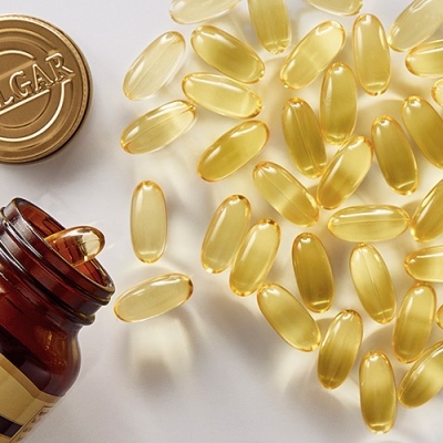 Frasco de suplemento Omega-3 com cápsulas gelatinosas amarelas