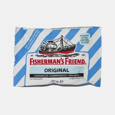 Pacote azul e branco de caramelos Fisherman's Friend com imagem de barco