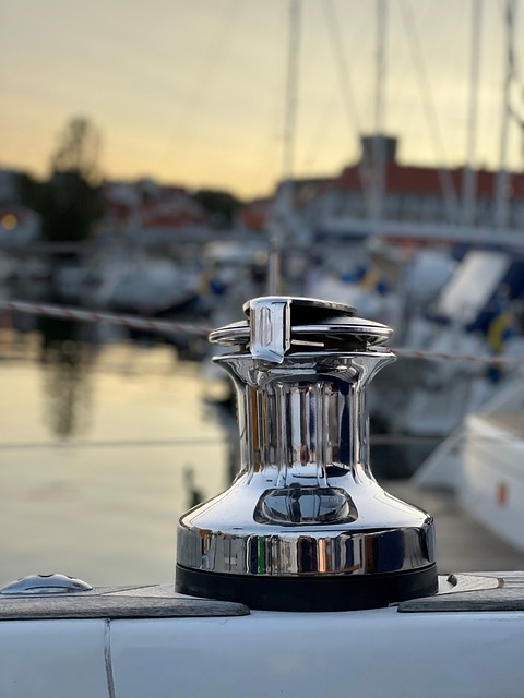 Guincho de barco cromado num porto ao entardecer