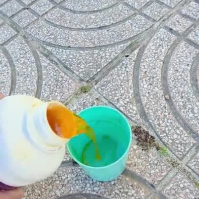 Aplicação de verniz em madeira mostrando mudança de cor com produtos Navtec