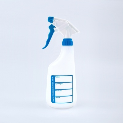 Frasco pulverizador branco com gatilho azul e rótulo para informações.