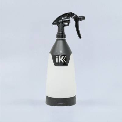 Frasco pulverizador de plástico branco e preto com rótulo iK