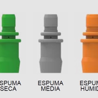 Três dispensadores plásticos coloridos com etiquetas ESPUMA SECA, ESPUMA MÉDIA e ESPUMA HUMIDA.
